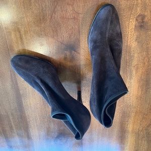 Stuart Weitzman sz 7 Suede Bootie